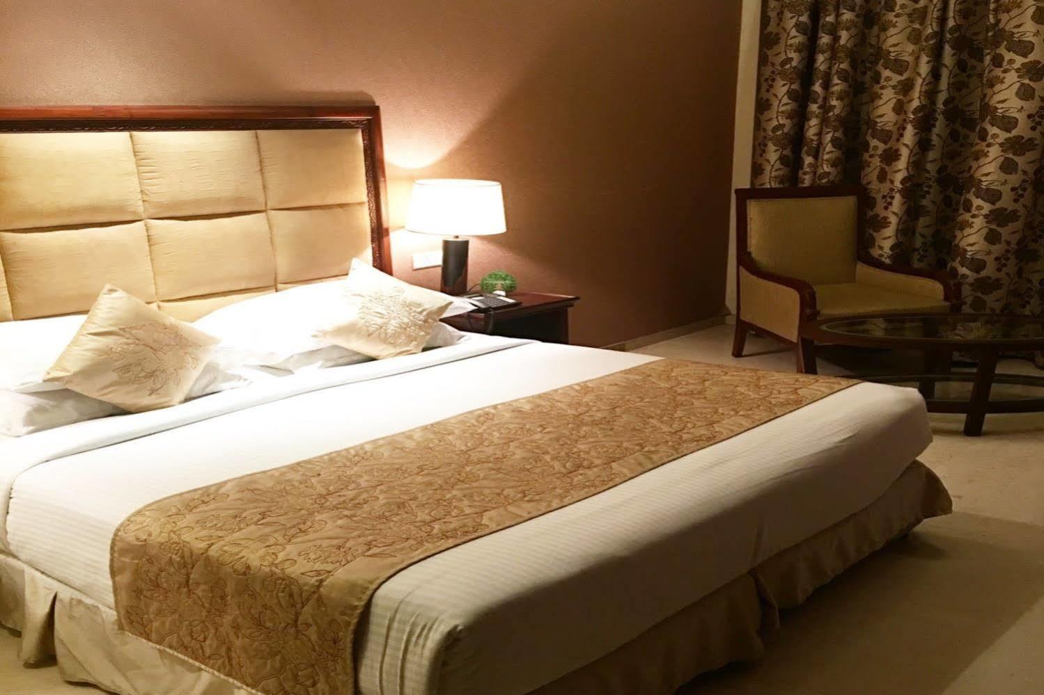 Godwin Hotel Meerut Luaran gambar
